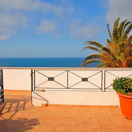Palazzo Rosso Sleeps 4 Air Con Palazzo (Livorno)